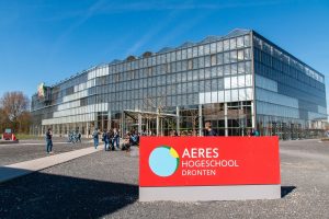 Nieuwe Steyr trekker voor OnderwijsLeerKavel Aeres Hogeschool Dronten
