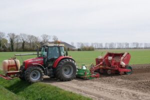 Voorjaarswerk: Ivetta's poten na ecoploegen