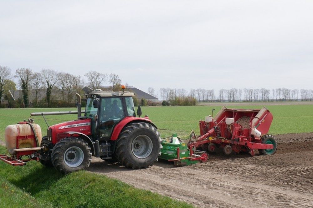 Voorjaarswerk: Ivetta's poten na ecoploegen