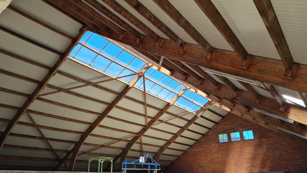 De daken van twee kippenstallen krijgen lichtkoepels.