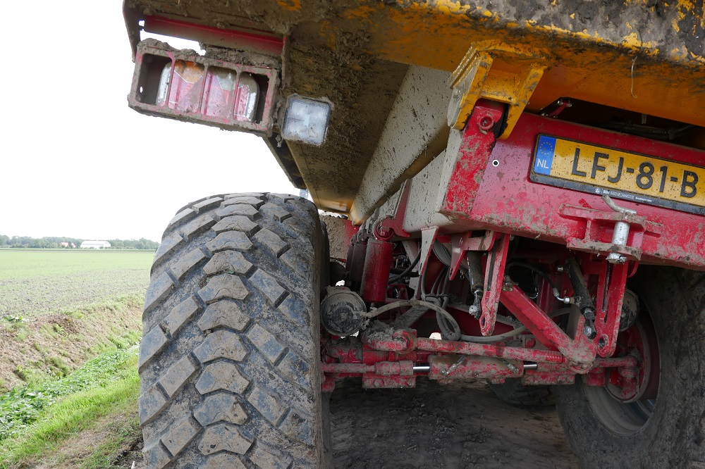 Kantelfunctie van de kipper met de hydraulische vering. (Beat Eater)