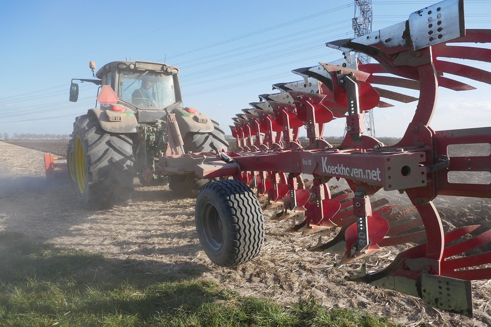 'Hectares draaien' met de ecoploeg voor uien- en wortelland