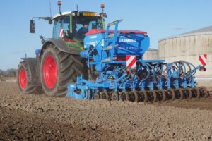 Stuifgerst voor uienland zaaien met aangepaste Lemken Solitair