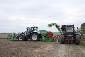 De laad-, frees- en poottrein van Haye Bruining loopt op rolletjes