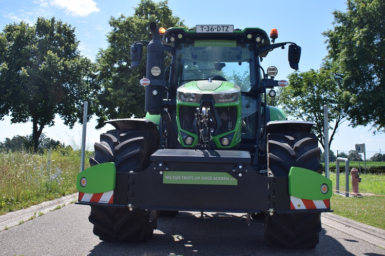 In frontaanzicht is de 6135C een indrukwekkende tractor.