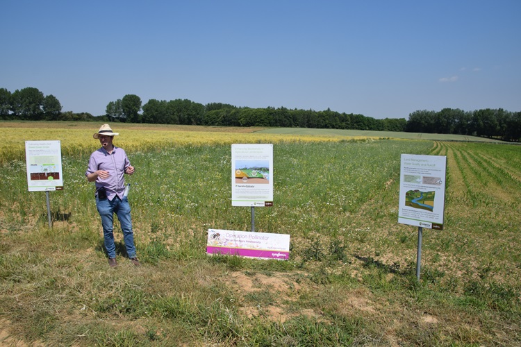Landbouwer Christophe Jolly legt uit wat hij doet op de Interra Farm.