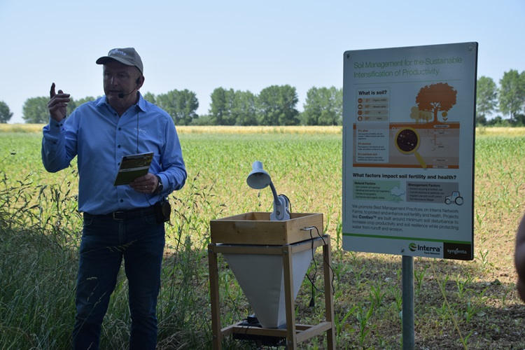 Het aantal bodeminsecten geeft een indicatie van de bodemgezondheid.