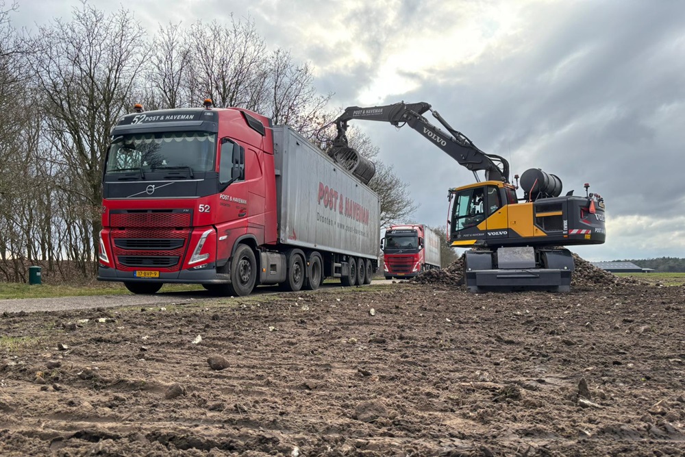 De Nederlandse bietencampagne loopt weer op zijn einde. Na maandenlang bieten laden, transport door vrachtwagens en verwerking in de fabriek, zijn de erven weer vrij van bieten. Transportbedrijf Post & Haveman laat zien hoe het eraan toegaat aan de transportkant.