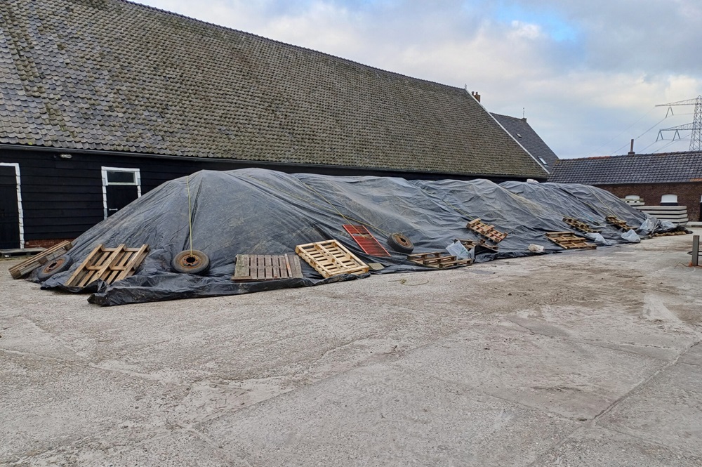 Haal winddicht materiaal weer van de bietenhoop