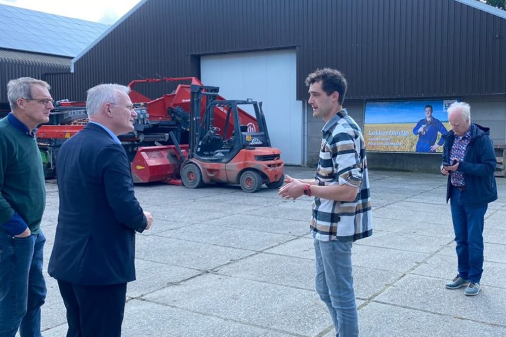Commissaris van de Koning bezoekt landbouwbedrijven