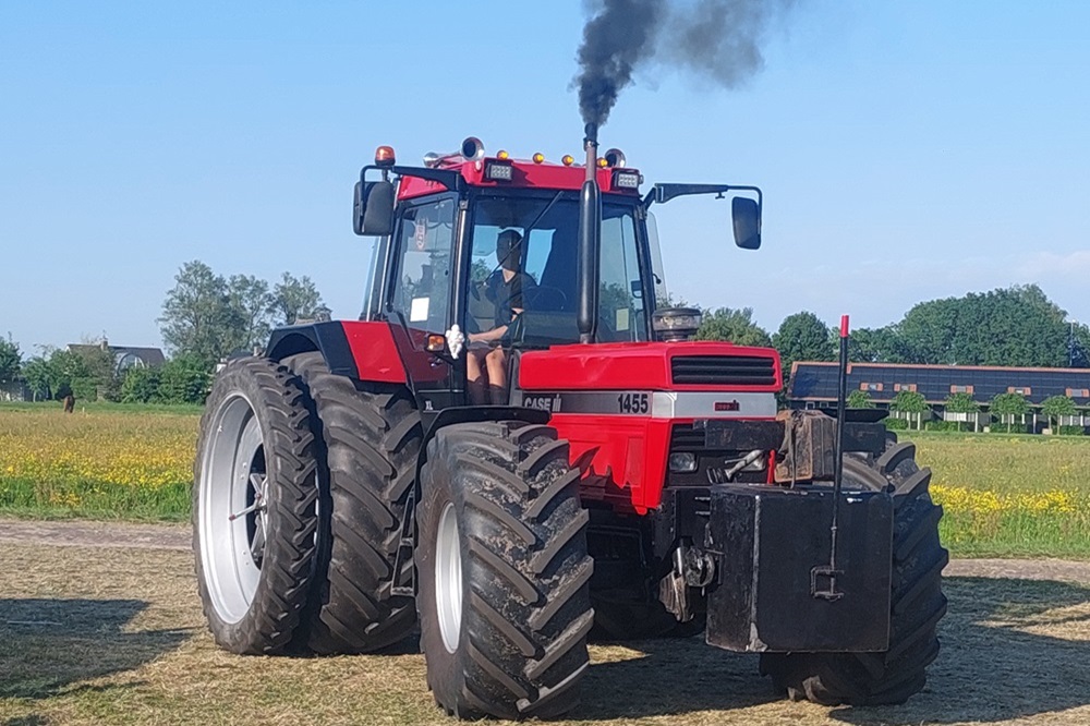 ‘Rode krachtpatser’ Case IH 1455XL blaast zwarte rook