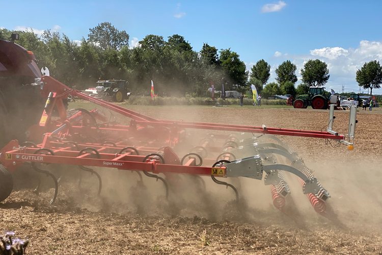 Triltand-cultivatoren in actie op BioVelddag 2025