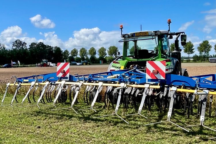 Triltand-cultivatoren in actie op BioVelddag 2025