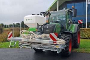 Tijdens de komende editie van de Agritechnica in Hannover pakt Zocon uit met een reeks innovaties. Blikvanger is de geheel nieuwe Zocon Zaaiboom, die in Hannover haar primeur beleeft. Daarnaast toont de fabrikant uit Joure diverse doorontwikkelingen op het gebied van zaaitechniek, wiedeggen en vegen.