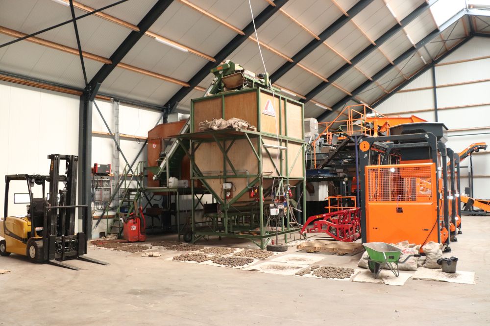 Dit akkerbouwbedrijf beschikt ver een arsenaal aan sorteer-, verwerkings- en verpakkingsmachines, weegapparatuur en (koel)opslagruimtes.