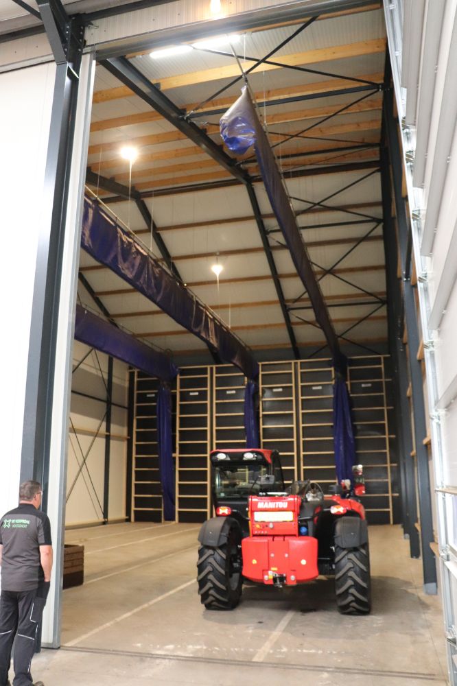 De nieuwe bewaarschuur is uitgerust met het Croptimiz-r-besturingssysteem van Mooij Agro, bestaande uit een zuigwand in combinatie met blaasventilatie