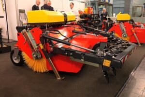Reiniging van straat, erf en loods: aanbouwoplossing blijkt breed inzetbaar