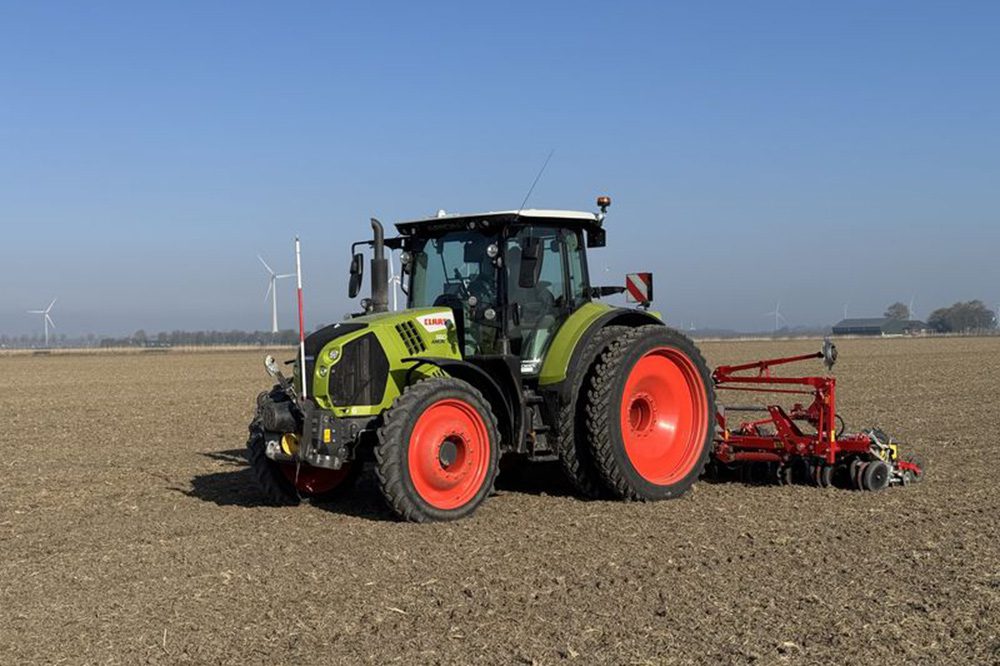 Suikerbieten zaaien op NKG-perceel: “Schijvenzaaimachine is hier een groot voordeel” 