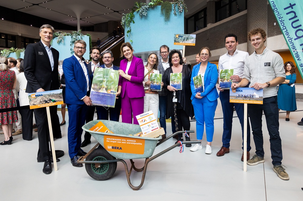 Aanbieding teelthandleiding zaaiuien aan tweede kamer