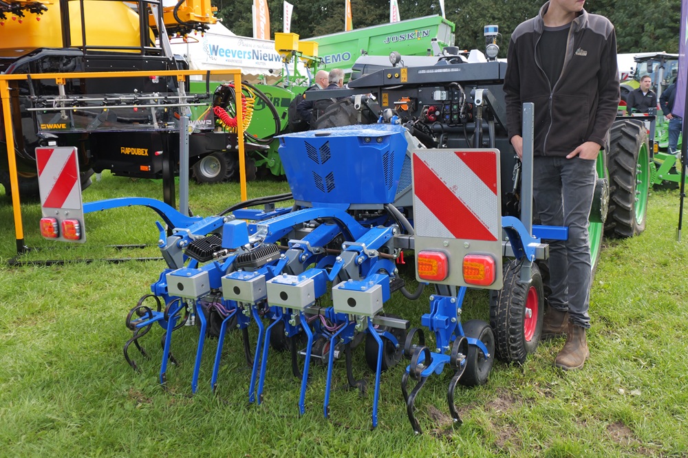 Volledig autonoom groentebedden schoffelen met feedbackloop
