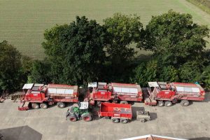 Flevolandse soja oogsten met drie oogstmachines