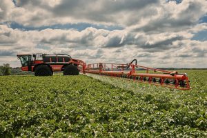 Met spotsprayer, drone en pulserende doppen effectief het onkruid te lijf