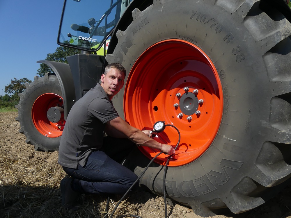 Simon Zieverink past de bandenspanning met 0,2 bar aan op advies van Cemos