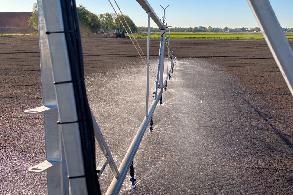Het bedrijf werkt met percelen tot 1.000 meter lengte. Volgens Truin kan de machine bij dergelijke perceellengtes één keer worden uitgezet, waarna de haspel gedurende de dag naar binnen draait.