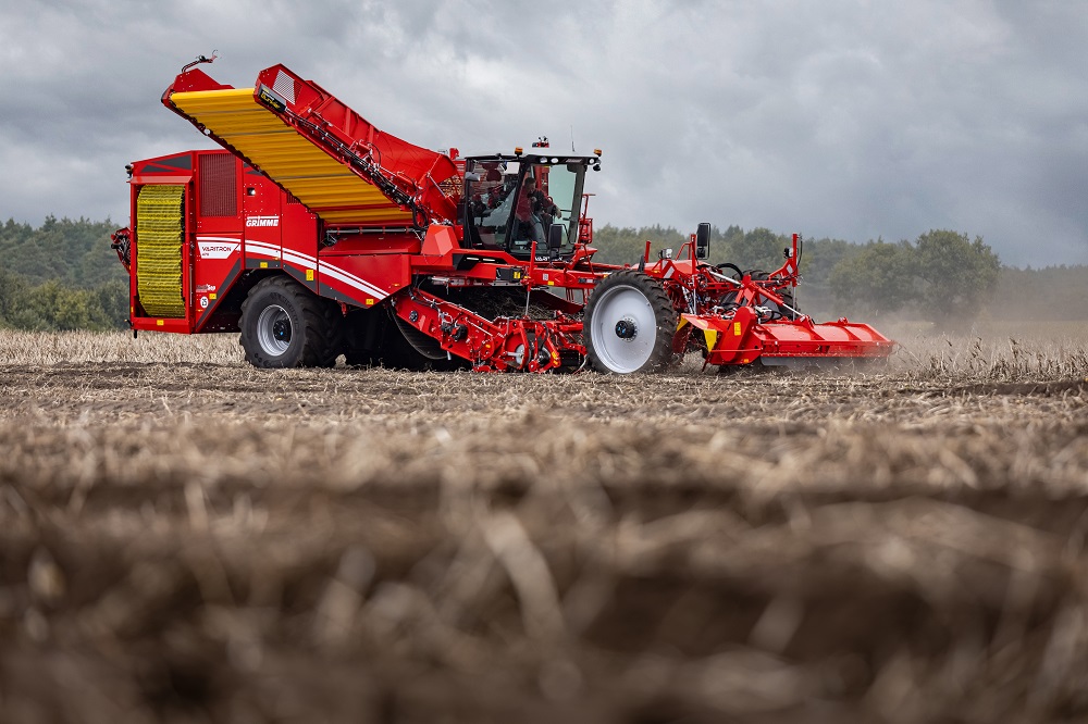 Als wielvariant zal de nieuwe 460 PK sterke en extreem wendbare zelfrijder VARITRON 470 in het veld te zien zijn. © GRIMME