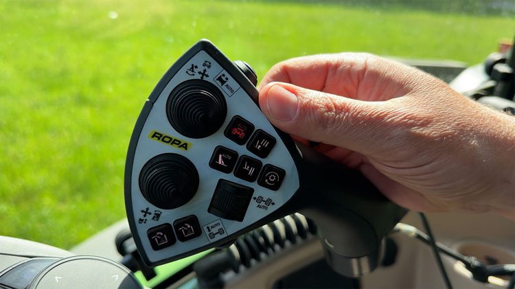 Pressebild ROPA Keiler 2 RK22 - Joystick mit aktivierter intelligenter Nachlauflenkung.750